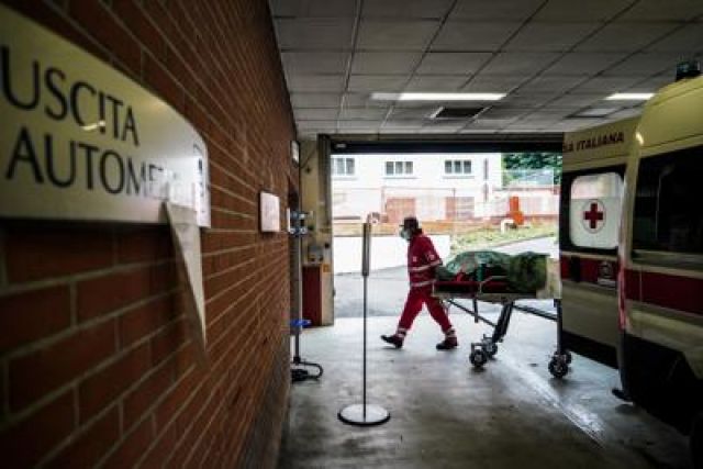 Coronavirus Lombardia, nuova impennata dei casi e 32 morti