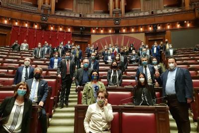 Lega in presidio, 74 parlamentari stanotte in Senato e Camera