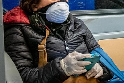 Coronavirus, obbligo mascherine e guanti: c'è emendamento