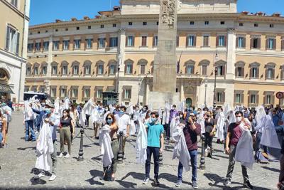 Manichini in camice accoltellati alle spalle, protesta giovani medici