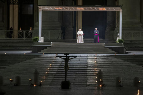 Papa in Piazza San Pietro vuota per il rito della Via Crucis