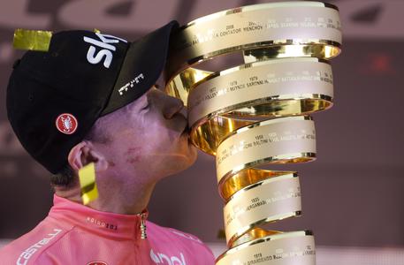 Giro: trionfo Froome, ma buche Roma fermano prima show