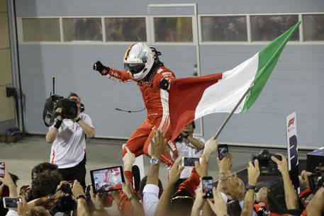 F1: Vettel vince il Gp del Bahrain, Raikkonen fuori per un pasticcio ai box